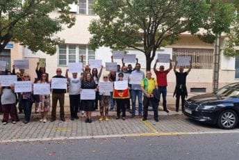 Novi protest ispred Vlade; Marković: Suverenističke partije da nam se pridruže, a ne da iz fotelja pozivaju na bojkot Novi protest ispred Vlade; Marković: Suverenističke partije da nam se pridruže, a ne da iz fotelja pozivaju na bojkot