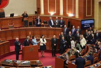 Prevrtali stolice ministara i blokirali salu: Beriši i poslanicima DP zabranjeno da učestvuju u radu Skupštine Prevrtali stolice ministara i blokirali salu: Beriši i poslanicima DP zabranjeno da učestvuju u radu Skupštine