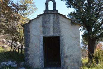 Zaboravljena: Crkva Sv. Ane u Perastu sa freskama Tripa Kokolje Zaboravljena: Crkva Sv. Ane u Perastu sa freskama Tripa Kokolje