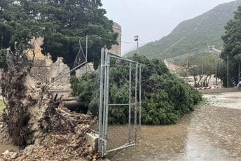 Snažno nevrijeme pogodilo Dalmaciju: Vjetar čupao stabla, putevi popavljeni Snažno nevrijeme pogodilo Dalmaciju: Vjetar čupao stabla, putevi popavljeni