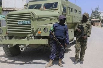 Poginulo šest osoba u eksploziji automobila bombe kod vojne baze u Mogadišu Poginulo šest osoba u eksploziji automobila bombe kod vojne baze u Mogadišu