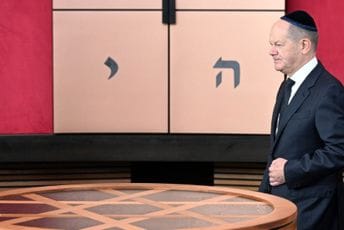 Šolc: Nulta tolerancija prema antisemitizmu, štitićemo živote Jevreja Njemački kancelar Olaf Šolc prisustvuje inauguraciji novoizgrađene sinagoge u Desauu, Njemačka