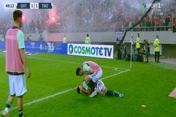 Prekinut derbi u Atini, fudbaler iznijet na nosilima Prekinut derbi u Atini, fudbaler iznijet na nosilima