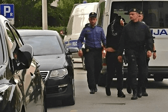 Hrvatska policija privodi navijače Dinama zbog pjevanja ustaških pjesama Hrvatska policija privodi navijače Dinama zbog pjevanja ustaških pjesama