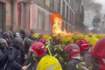 (VIDEO) Tuča policajaca i vatrogasaca u Španiji (VIDEO) Tuča policajaca i vatrogasaca u Španiji