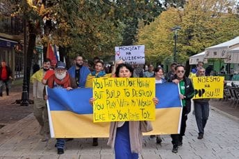 Cetinjani šetali za Ukrajinu, poslali poruke i o popisu: Monstat na službenom putu Cetinjani šetali za Ukrajinu, poslali poruke i o popisu: Monstat na službenom putu