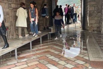 Kotor: Poplavljen ulaz u Stari grad, postavljeni pontoni Kotor: Poplavljen ulaz u Stari grad, postavljeni pontoni