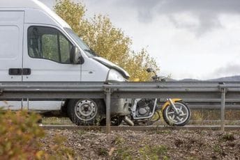 U Hrvatskoj na autoputu poginule dvije osobe, kombi vukao motocikl 300 metara U Hrvatskoj na autoputu poginule dvije osobe, kombi vukao motocikl 300 metara