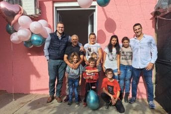 (VIDEO) Srcem za Crnu Goru: Za devetočlanu porodicu Spasić obezbijeđen novi dom, pogledajte njihove reakcije (VIDEO) Srcem za Crnu Goru: Za devetočlanu porodicu Spasić obezbijeđen novi dom, pogledajte njihove reakcije