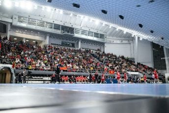 RK Lovćen: Nejasna reakcija policije, navijače rastjerivali biber sprejem iako je mjesta u dvorani bilo RK Lovćen: Nejasna reakcija policije, navijače rastjerivali biber sprejem iako je mjesta u dvorani bilo