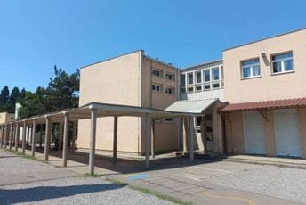 Roditelji će protestovati ukoliko se učionice OŠ "Vuk Karadžić" ne saniraju Roditelji će protestovati ukoliko se učionice OŠ "Vuk Karadžić" ne saniraju