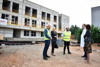 Klinike za infektivne bolesti i dermatovenerologiju biće završene na ljeto naredne godine Klinike za infektivne bolesti i dermatovenerologiju biće završene na ljeto naredne godine