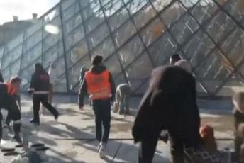 Luvr ponovo na meti klimatskih aktivista: Bacali boju na poznati muzej (VIDEO) Luvr ponovo na meti klimatskih aktivista: Bacali boju na poznati muzej (VIDEO)