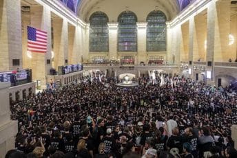 Njujork: Policija pohapsila stotine Jevreja koji su se protivili napadima na Gazu Njujork: Policija pohapsila stotine Jevreja koji su se protivili napadima na Gazu