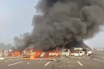 Stravičan lančani sudar u Egiptu: Poginule 32 osobe, vozila u plamenu Stravičan lančani sudar u Egiptu: Poginule 32 osobe, vozila u plamenu