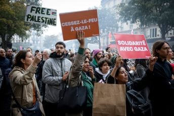 Skup podrške Palestini u Parizu uprkos zabrani, uhapšeno 15 osoba Skup podrške Palestini u Parizu uprkos zabrani, uhapšeno 15 osoba