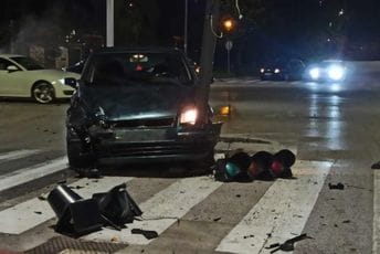 Udes u Podgorici: Polomili semafor, pa odgurali auto Udes u Podgorici: Polomili semafor, pa odgurali auto