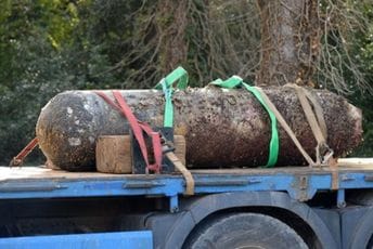 Zatvorena luka u Puli: Iz mora izvađena mina teška 800 kilograma Zatvorena luka u Puli: Iz mora izvađena mina teška 800 kilograma