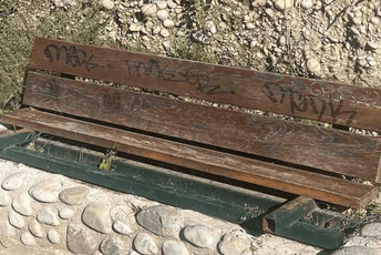 (FOTO) Vuković o šetalištu uz Moraču: Nema klupe da nije polomljena