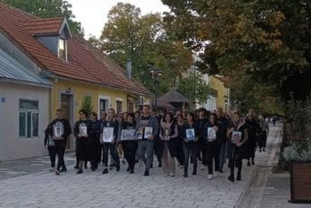 (FOTO/VIDEO) "Da se ne ponovi, da se ne zaboravi": Na Cetinju i danas protest zbog ćutnje nadležnih o masakru koja traje više od godinu (FOTO/VIDEO) "Da se ne ponovi, da se ne zaboravi": Na Cetinju i danas protest zbog ćutnje nadležnih o masakru koja traje više od godinu