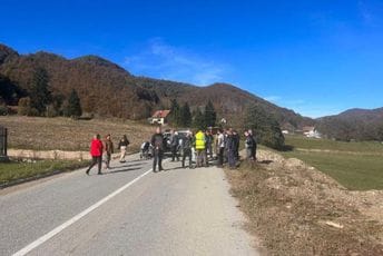 Zaposleni u preduzeću "Njogo" blokirali put Slijepač Most - Pljevlja Zaposleni u preduzeću "Njogo" blokirali put Slijepač Most - Pljevlja