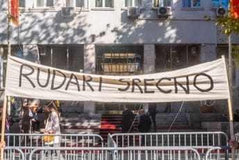 "Rudari, srećno”: Umjetnički performans za poslanike pred nastavak sjednice Skupštine "Rudari, srećno”: Umjetnički performans za poslanike pred nastavak sjednice Skupštine