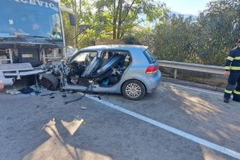 Sudar autobusa i automobila, jedna osoba teže povrijeđena Sudar autobusa i automobila, jedna osoba teže povrijeđena