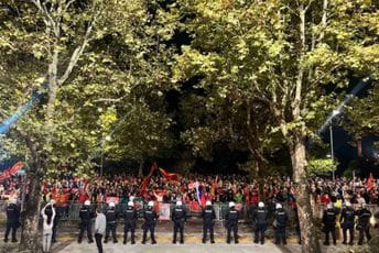 Sa skupa poručeno: "Mandić nedostojan funkcije, nećemo nikad priznati četničkog vojvodu za predsjednika Skupštine" Sa skupa poručeno: "Mandić nedostojan funkcije, nećemo nikad priznati četničkog vojvodu za predsjednika Skupštine"