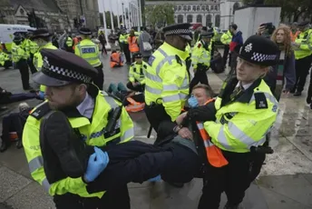 London: Ispred Parlamenta uhapšeno više od 60 aktivista ekološke grupe London: Ispred Parlamenta uhapšeno više od 60 aktivista ekološke grupe