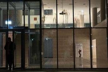 Građanke performansom ispred CANU izrazile bunt: "Pošto im je danas tema bila strip, neka śutra prebroje jaja" Građanke performansom ispred CANU izrazile bunt: "Pošto im je danas tema bila strip, neka śutra prebroje jaja"