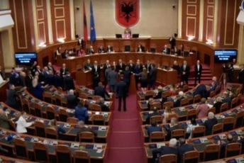 Poslanici se gurali i nasrtali jedni na druge: Sukob u Skupštini Albanije, sjednica prekinuta Poslanici se gurali i nasrtali jedni na druge: Sukob u Skupštini Albanije, sjednica prekinuta