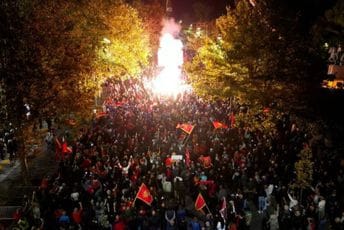 (FOTO/VIDEO) Na okup: Pogledajte još malo atmosfere sa sinoćnjeg protesta ispred Skupštine