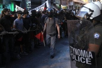 Grčka: Na atinskom aerodromu uhapšen 21 neonacista iz Italije Grčka: Na atinskom aerodromu uhapšen 21 neonacista iz Italije