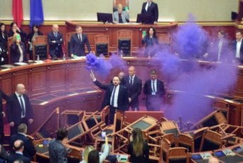 Burno u Skupštini Albanije: Članovi opozicije prevrnuli stolice i blokirali govornicu, koristili i pirotehniku Burno u Skupštini Albanije: Članovi opozicije prevrnuli stolice i blokirali govornicu, koristili i pirotehniku