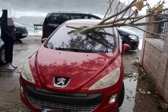 Perast: Jako nevrijeme prevrnulo brod, voda ulazi u kuće, poplavio parohijski dom