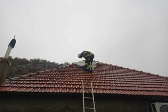 (FOTO) Jako nevrijeme i na Cetinju: Vjetar čupa drveće, oštećeni krovovi na stambenoj zgradi i kući