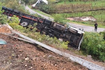 Bogetići: Šleper sletio sa puta Bogetići: Šleper sletio sa puta