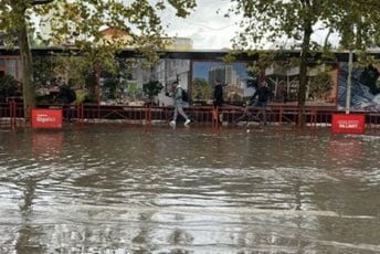 Nepogode i u susjedstvu: U Tirani povrijeđen policajac, u Skadru uništena kola i odsječeni putevi Nepogode i u susjedstvu: U Tirani povrijeđen policajac, u Skadru uništena kola i odsječeni putevi