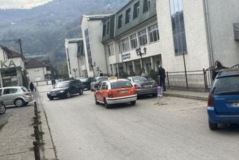 Nedostatak parking mjesta veliki problem u Bijelom Polju: Domu zdravlja se prići ne može od automobila Nedostatak parking mjesta veliki problem u Bijelom Polju: Domu zdravlja se prići ne može od automobila