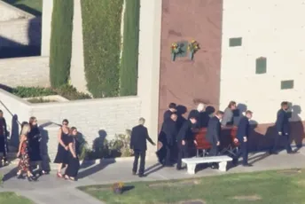 Metju Peri sahranjen u u tajnosti, prisustvovali njegovi roditelji i glumci "Prijatelja" Metju Peri sahranjen u u tajnosti, prisustvovali njegovi roditelji i glumci "Prijatelja"