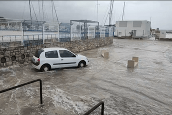 (VIDEO) More nosilo automobil u Splitu (VIDEO) More nosilo automobil u Splitu