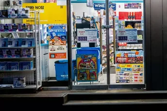 Koreja: Pretukao radnicu jer je mislio da je feministkinja, obuzeo ga bijes jer je imala - kratku kosu Koreja: Pretukao radnicu jer je mislio da je feministkinja, obuzeo ga bijes jer je imala - kratku kosu