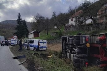 Bijelo Polje: Sudarili se kamion i policijsko vozilo Bijelo Polje: Sudarili se kamion i policijsko vozilo