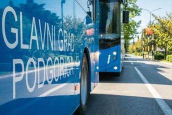Podgorica: Radnici gradskog prevoza spasili zaglavljenu bebu iz automobila