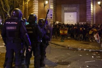 Španija: Desničari flašama i bakljama gađali sjedište PSOE