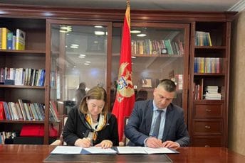 Ambasada SAD donirala SDT-u tehničku opremu u vrijednosti od skoro 560.000 dolara Ambasada SAD donirala SDT-u tehničku opremu u vrijednosti od skoro 560.000 dolara