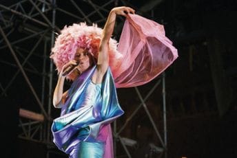 Sama se stilizuje, na putovanje nosi 15 kofera, obožava avangardne dizajnere Sama se stilizuje, na putovanje nosi 15 kofera, obožava avangardne dizajnere