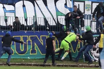 Haos u srpskoj trećoj ligi: Golman završio u urgentnom nakon što su ga tukli navijači Haos u srpskoj trećoj ligi: Golman završio u urgentnom nakon što su ga tukli navijači