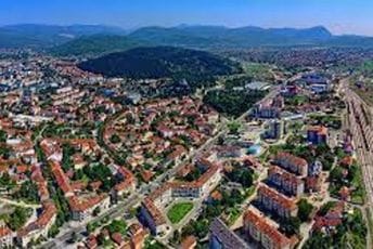 Državljani Srbije uhapšeni u Nikšiću zbog prevare: Obećali montažne kuće za 60 dana, uzeli novac i nestali
