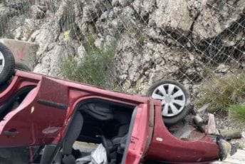 Udes kod Brajića: Automobil završio na krovu, povrijeđena jedna ženska osoba